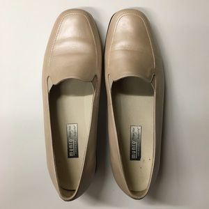 Munro American Flat Slip Ons Oyster Tan Beige 9.5